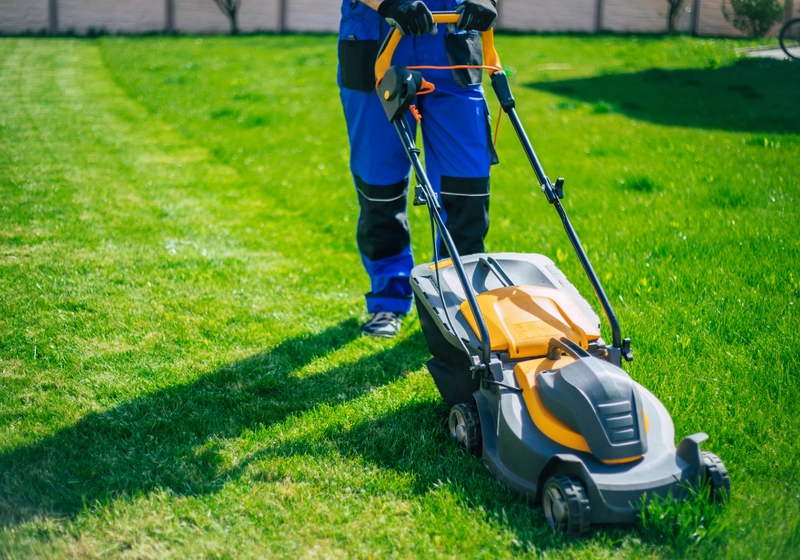 AZO-Hausservice: Professionelle Gartenpflege und Rasenmähen